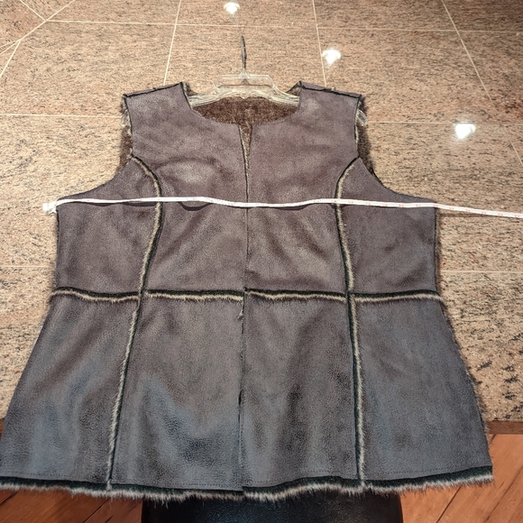 Faux Suede & Fur Vest, Pieced Construction, Chest Pit to Pit Lying Flat 22" - Picture 7 of 9
